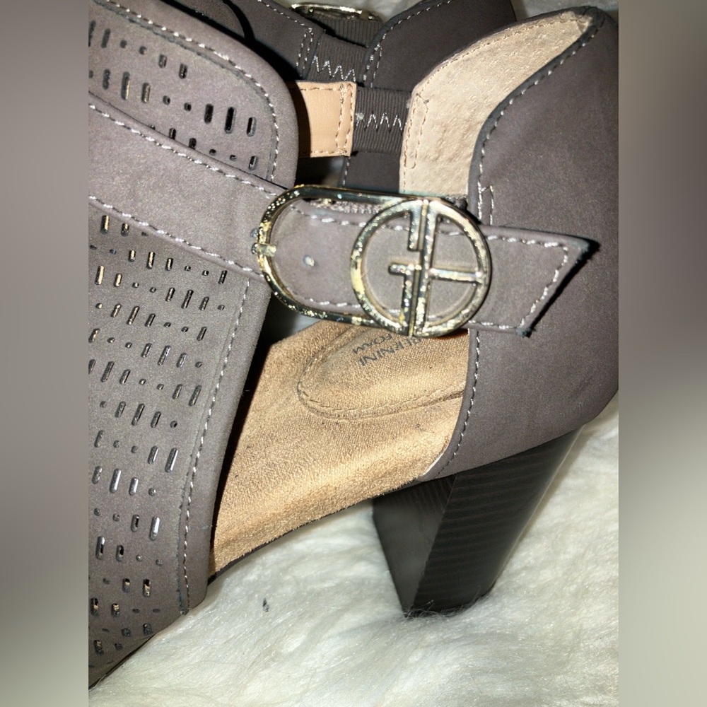 Giani Bernini Jaccee Memory-Foam Perforated Shooties Comfort Sandals - Picture 8 of 10